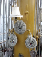Gloria adujas y campana.jpg