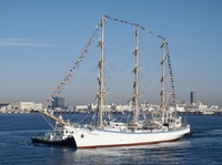 Nadezhda entering Yokohama.jpg